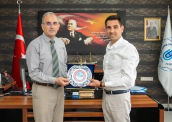 Erdek Ticaret Odası Yönetim Kurulu Bandırma Onyedi Eylül Üniversitesi Rektörü Prof.Dr.İsmail Boz’u makamında ziyaret etti.