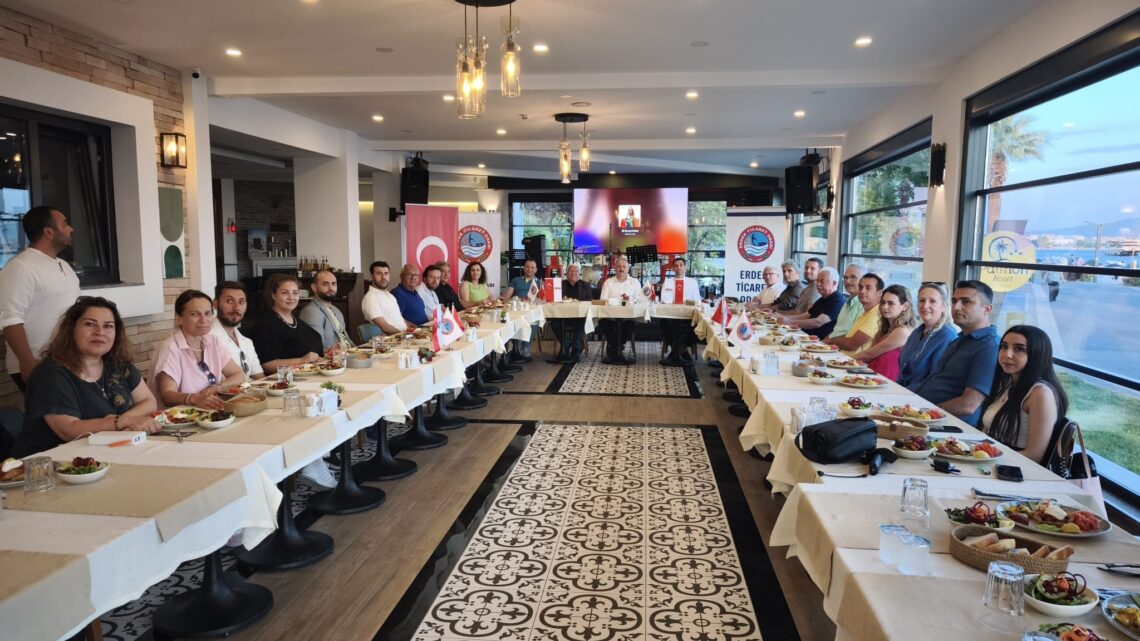 TÜRSAB yetkilileri, Erdek Kaymakamı Hasan Göç, Erdek Belediye Başkanı Burhan Karışık ile Erdek Ticaret Odası yönetim kurulu ve meclis üyeleriyle bir araya geldi.