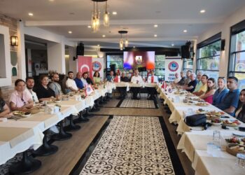 TÜRSAB yetkilileri, Erdek Kaymakamı Hasan Göç, Erdek Belediye Başkanı Burhan Karışık ile Erdek Ticaret Odası yönetim kurulu ve meclis üyeleriyle bir araya geldi.