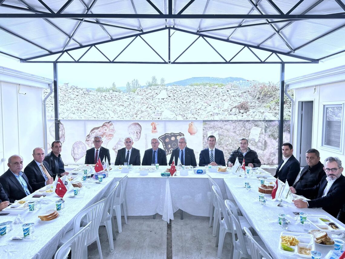 BANSİAD organizasyonu ile Bandırma ve Erdek Belediyeleri, Bandırma Ticaret Odası ve Ticaret Borsası, Erdek Ticaret Odası ile Bandırma Onyedi Eylül Üniversitesi iş birliğinde Kyzikos Kazı Alanı’nda geniş kapsamlı bir bilgilendirme toplantısı gerçekleştirildi.
