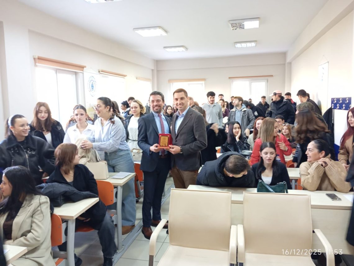 Bandırma Onyedi Eylül Üniversitesi Erdek Turizm Meslek Yüksekokulu tarafından düzenlenen Kariyer Günleri programına konuşmacı olarak katılan Erdek Ticaret Odası Başkanı Hüseyin Uz, öğrencilerle bir araya geldi.