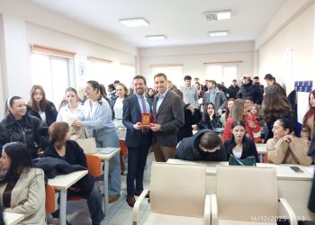 Bandırma Onyedi Eylül Üniversitesi Erdek Turizm Meslek Yüksekokulu tarafından düzenlenen Kariyer Günleri programına konuşmacı olarak katılan Erdek Ticaret Odası Başkanı Hüseyin Uz, öğrencilerle bir araya geldi.