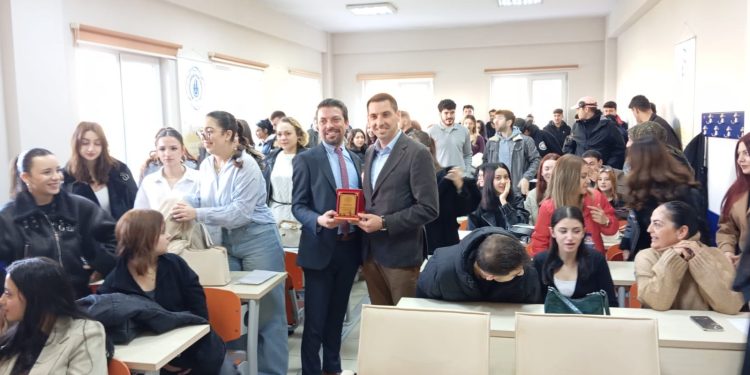Bandırma Onyedi Eylül Üniversitesi Erdek Turizm Meslek Yüksekokulu tarafından düzenlenen Kariyer Günleri programına konuşmacı olarak katılan Erdek Ticaret Odası Başkanı Hüseyin Uz, öğrencilerle bir araya geldi.