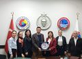 Türkiye Odalar ve Borsalar Birliği 18 Eylül Ortaokulu Müdürü Sayın Hilal Gökdeniz, okul aile birliği üyeleri ile birlikte Odamıza ziyarette bulundular.
