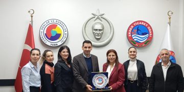 Türkiye Odalar ve Borsalar Birliği 18 Eylül Ortaokulu Müdürü Sayın Hilal Gökdeniz, okul aile birliği üyeleri ile birlikte Odamıza ziyarette bulundular.