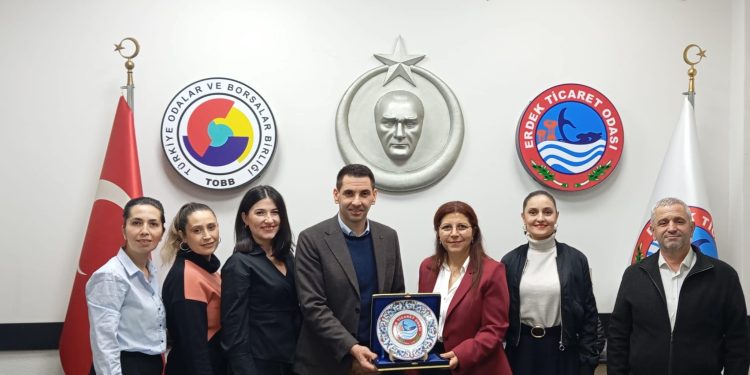Türkiye Odalar ve Borsalar Birliği 18 Eylül Ortaokulu Müdürü Sayın Hilal Gökdeniz, okul aile birliği üyeleri ile birlikte Odamıza ziyarette bulundular.