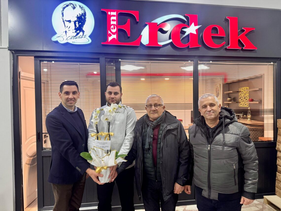 Yönetim Kurulu Başkanımız Hüseyin Uz ve Meclis Başkanımız Yaşar Lafçı ve Yönetim Kurulu Üyemiz Murat Gülmüş, “10 Ocak Çalışan Gazeteciler Günü” sebebiyle Yeni Erdek Gazetesi Sn.Tuncay Ertan’a ziyarette bulunarak Gazeteciler Gününü kutladılar.
