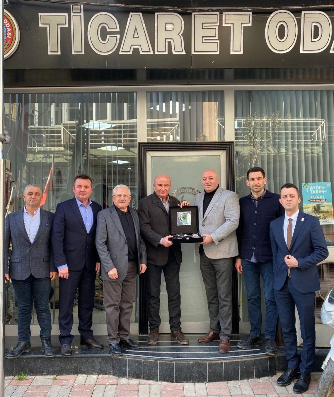 Yönetim Kurulu Başkanımız Muammer Üstündağ, Meclis Başkanımız Adem Surguç ve Genel Sekreterimiz Özcan Kozluca, Erdek Ticaret Odası Yönetim Kurulu Başkanı Turan Gün ve Meclis Başkanı Yaşar Lafçı’yı ziyaret etti
