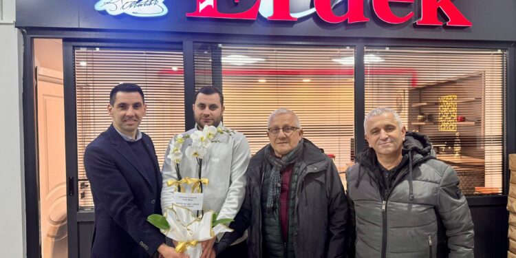 Yönetim Kurulu Başkanımız Hüseyin Uz ve Meclis Başkanımız Yaşar Lafçı ve Yönetim Kurulu Üyemiz Murat Gülmüş, “10 Ocak Çalışan Gazeteciler Günü” sebebiyle Yeni Erdek Gazetesi Sn.Tuncay Ertan’a ziyarette bulunarak Gazeteciler Gününü kutladılar.