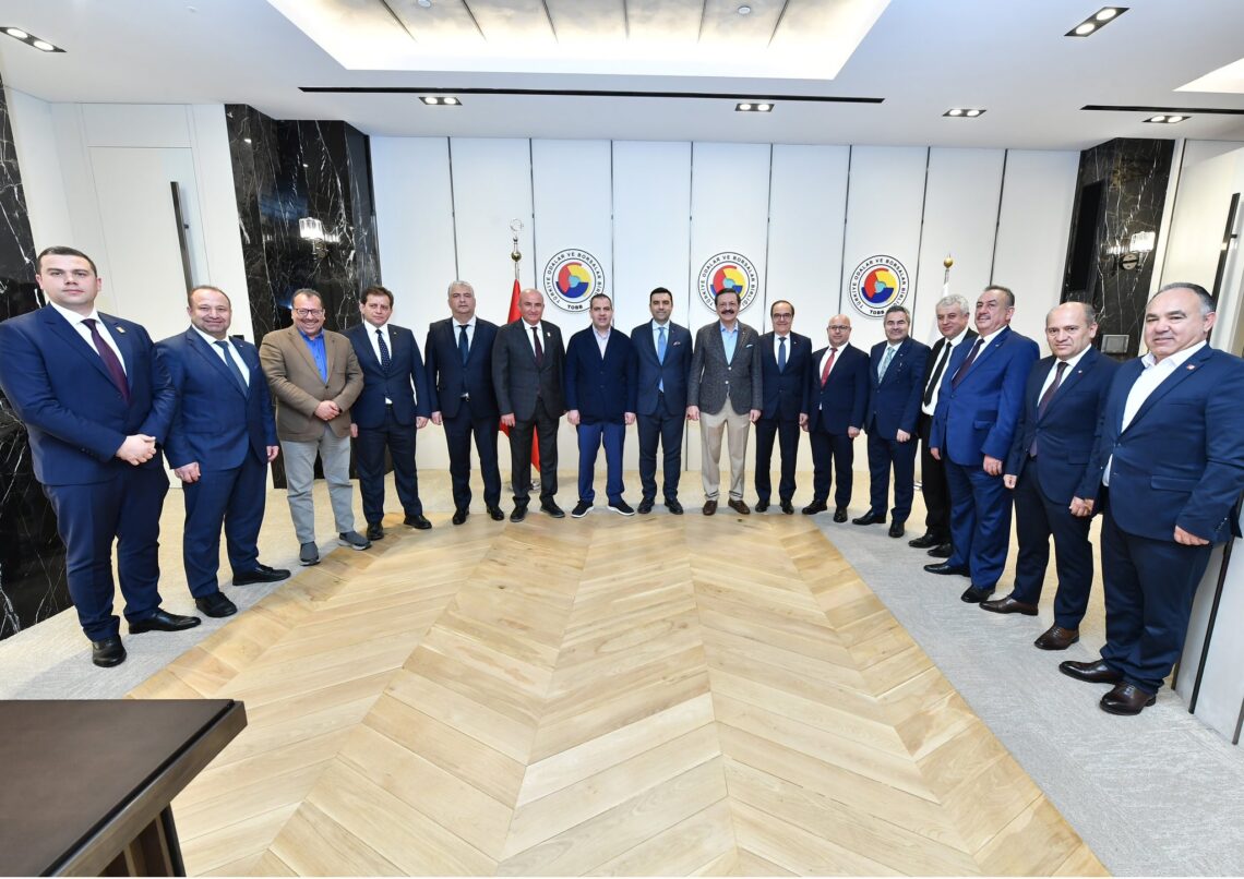 Erdek Ticaret Odası Yönetim Kurulu Başkanımız Turan GÜN, Balıkesir il ve ilçe Oda/Borsa Başkanları ile birlikte TOBB Başkanı M.Rifat Hisarcıklıoğlu’nu makamında ziyaret ettiler.