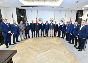 Erdek Ticaret Odası Yönetim Kurulu Başkanımız Turan GÜN, Balıkesir il ve ilçe Oda/Borsa Başkanları ile birlikte TOBB Başkanı M.Rifat Hisarcıklıoğlu’nu makamında ziyaret ettiler.