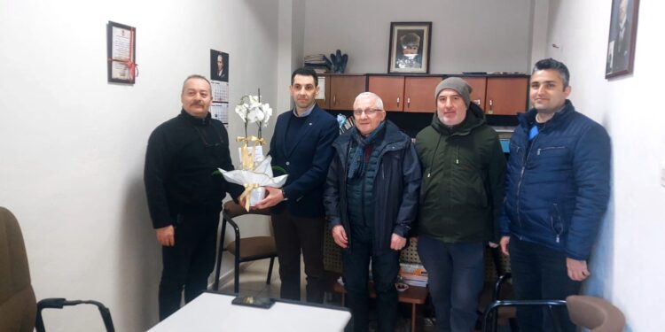 Yönetim Kurulu Başkanımız Hüseyin Uz, Meclis Başkanımız Yaşar Lafçı ve Genel Sekreterimiz İhsan Özer, “10 Ocak Çalışan Gazeteciler Günü” sebebiyle Erdek Doğuş Gazetesi Sn.Nurettin Issızlar ve Sn.Metin Issızlar’a ziyarette bulunarak Gazeteciler Gününü kutladılar.