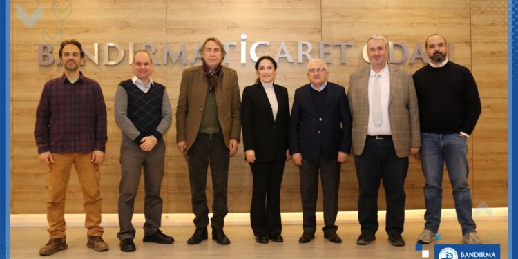 Bandırma Ticaret Odası ile Erdek Ticaret Odası’nın katkıları ve Proje Evi Kooperatifi organizasyonu ile Bandırma Ticaret Odası konferans salonunda “İklime Dirençli, Doğa Dostu Zeytincilik Eğitimi” düzenlendi.