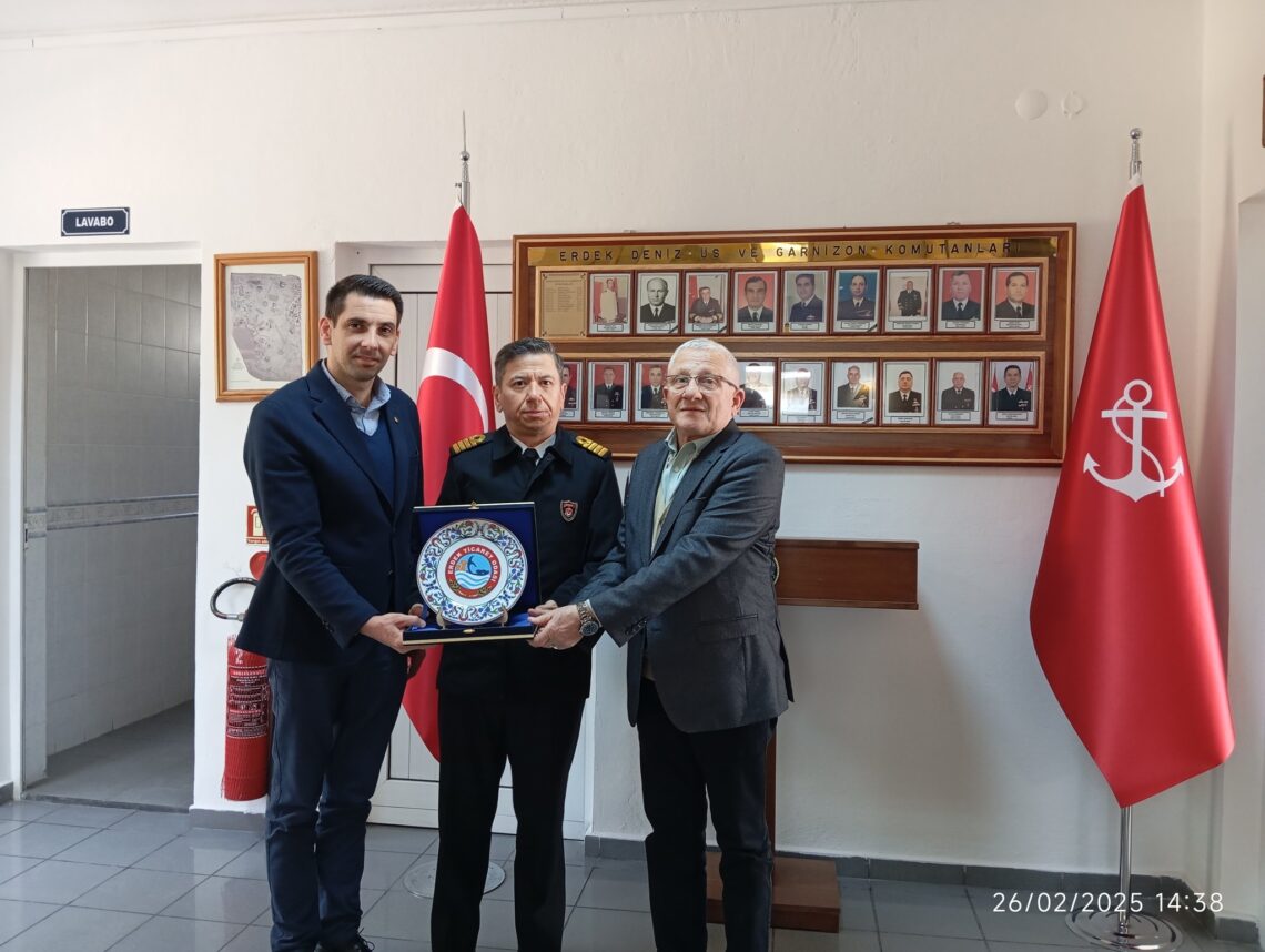 Erdek Ticaret Odası Yönetim Kurulu Başkanımız Hüseyin Uz ve Meclis Başkanımız Yaşar LAFÇI, Erdek Deniz Üs ve Garnizon Komutanı Dz.Alb. Ufuk KARTALKAYASI’nı Makamında Ziyaret Ettiler.