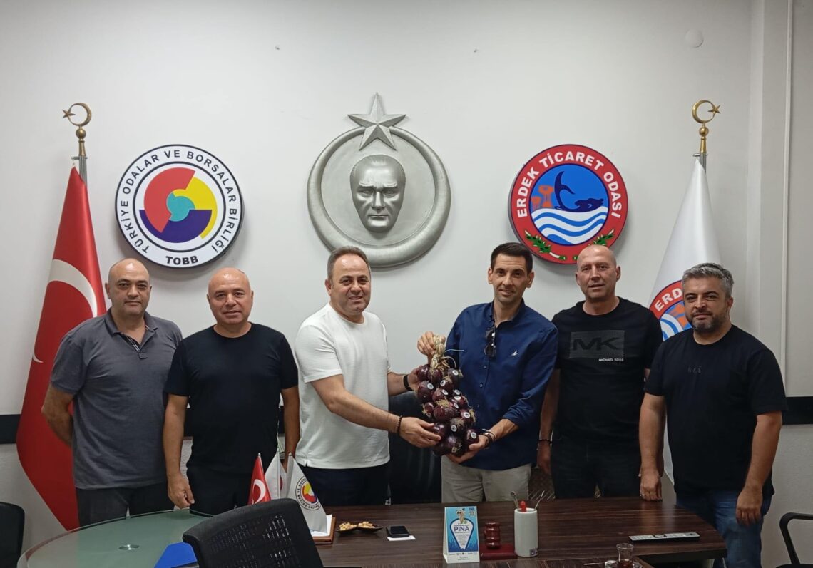 Migros yetkilileri Yener Arslan (Sebze Meyve Pazarlama Direktörü), Özgür Güneş, Bahadır Şentürk, Faruk Savaş (Bölge Sebze Meyve Grup Müdürüleri ) ve Selçuk Fırat (Sebze Meyve Müdürü), Erdek Ticaret Odasını Ziyaret Etti.
