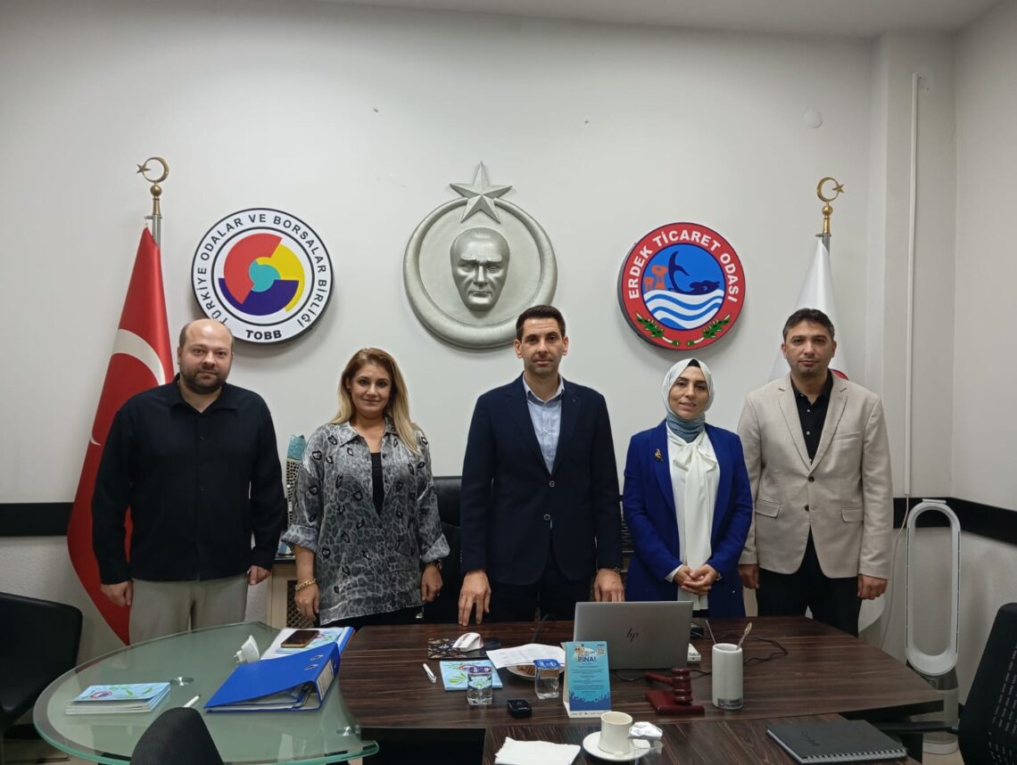 Bandırma Onyedi Eylül Üniversitesi Teknoloji Transfer Ofisi (BANÜ-TTO) Müdürü Dr. Öğr. Üyesi Hatice Batmantaş, Yönetim Kurulu Üyesi Doç. Dr. Müjde Aksoy ve Fikri Sınai Haklar Yönetimi ve Lisanslama Birimi Koordinatörü Dr. Öğr. Üyesi Baki Tuna Yazıcı’dan Oluşan BANÜ-TTO Heyeti, Erdek Ticaret Odasını Ziyaret Etti.