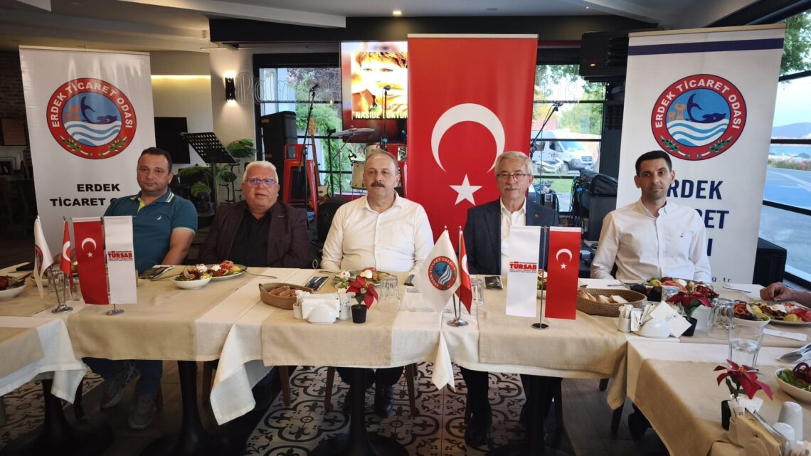 Türkiye Seyahat Acentaları Birliği (TÜRSAB) Yetkilileri, Erdek Kaymakamı Hasan Göç, Erdek Belediye Başkanı Burhan Karışık ile Erdek Ticaret Odası Yönetim Kurulu ve Meclis Üyeleriyle Bir Araya Geldi.