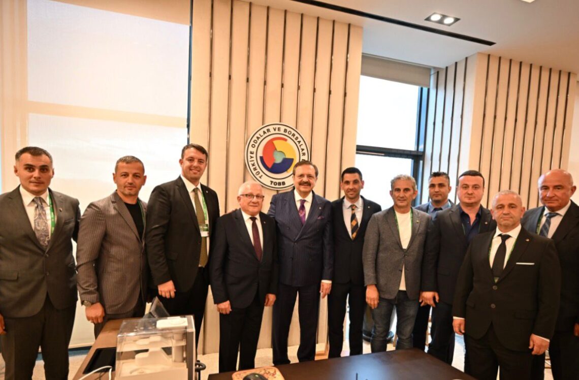 Türkiye Odalar ve Borsalar Birliği Başkanı Rifat Hisarcıklıoğlu, Erdek Ticaret Odası Yönetim Kurulu Başkanı Hüseyin Uz, Meclis Başkanı Yaşar Lafçı ile Yönetim Kurulu ve Meclis Üyelerini makamında kabul etti.