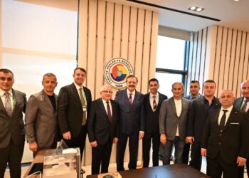Türkiye Odalar ve Borsalar Birliği Başkanı Rifat Hisarcıklıoğlu, Erdek Ticaret Odası Yönetim Kurulu Başkanı Hüseyin Uz, Meclis Başkanı Yaşar Lafçı ile Yönetim Kurulu ve Meclis Üyelerini makamında kabul etti.