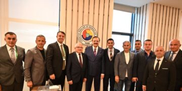 Türkiye Odalar ve Borsalar Birliği Başkanı Rifat Hisarcıklıoğlu, Erdek Ticaret Odası Yönetim Kurulu Başkanı Hüseyin Uz, Meclis Başkanı Yaşar Lafçı ile Yönetim Kurulu ve Meclis Üyelerini makamında kabul etti.